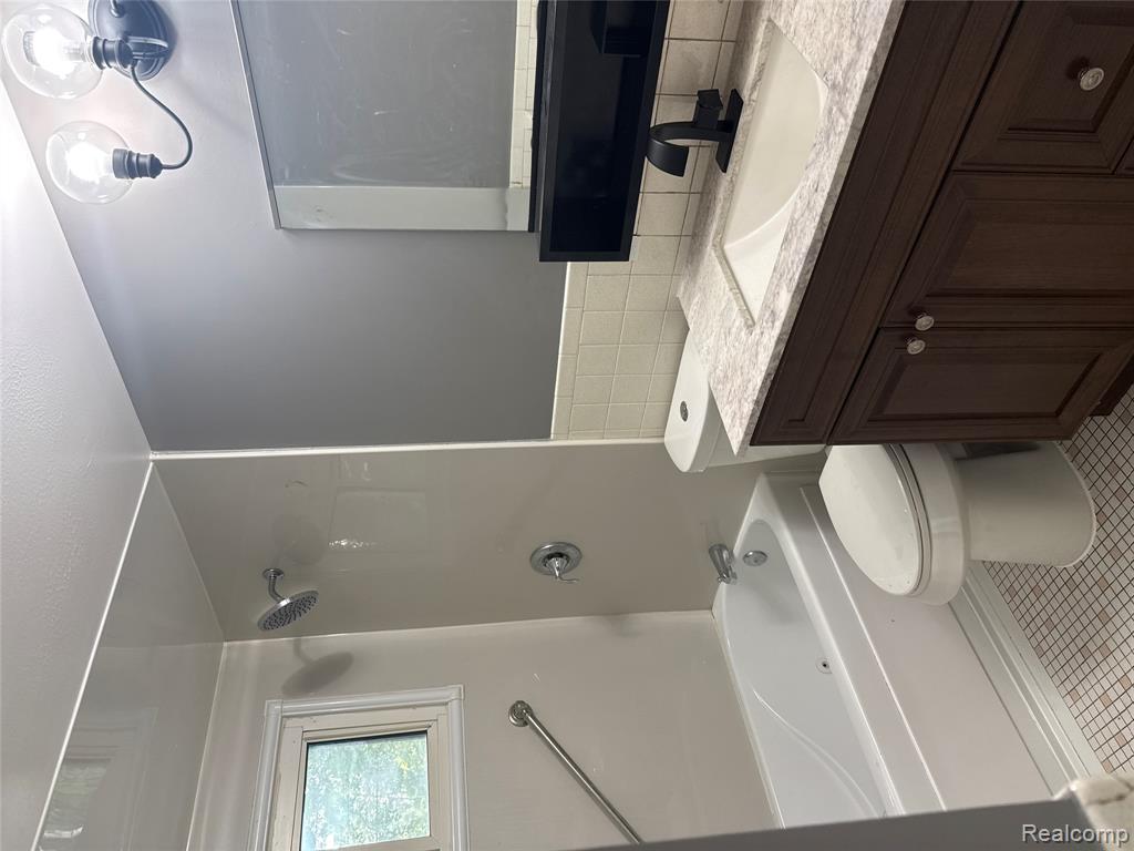 3308 Spring Valley Drive, Flint, MI 48504 — Photo 11