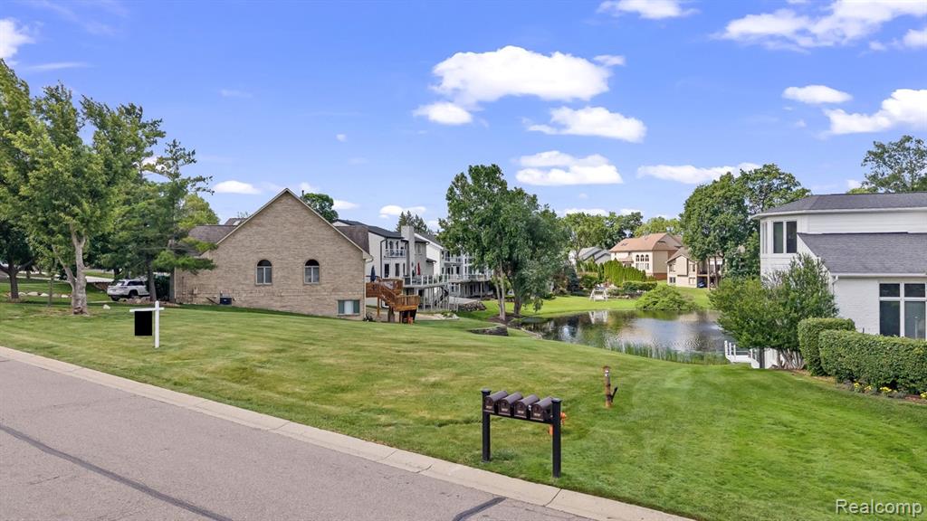 1062 FOREST BAY Drive, Waterford, MI 48328 — Photo 11