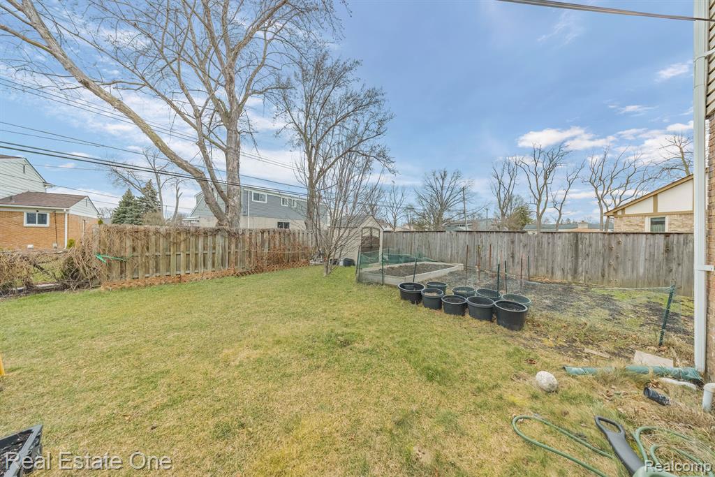4275 NICKOLAS Drive, Sterling Heights, MI 48310 — Photo 35