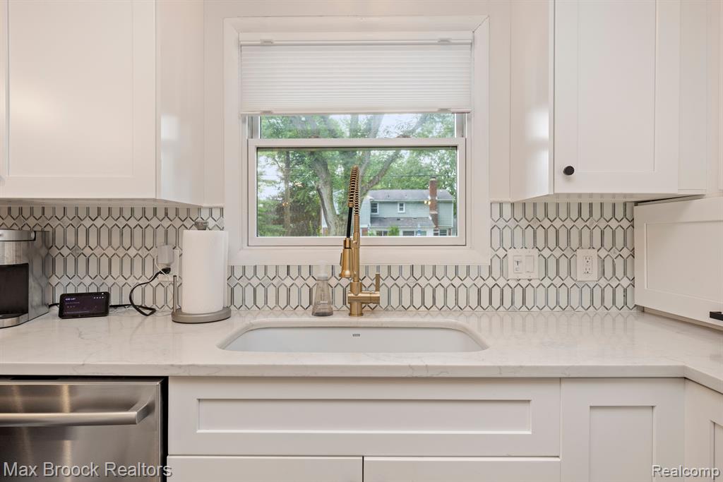5562 PEBBLESHIRE Road, Bloomfield Hills, MI 48301 — Photo 12