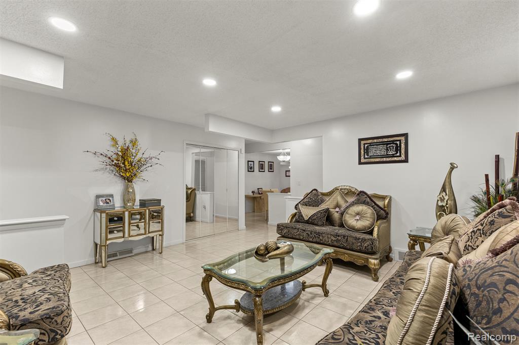 26611 Cecile Street, Dearborn Heights, MI 48127 — Photo 9