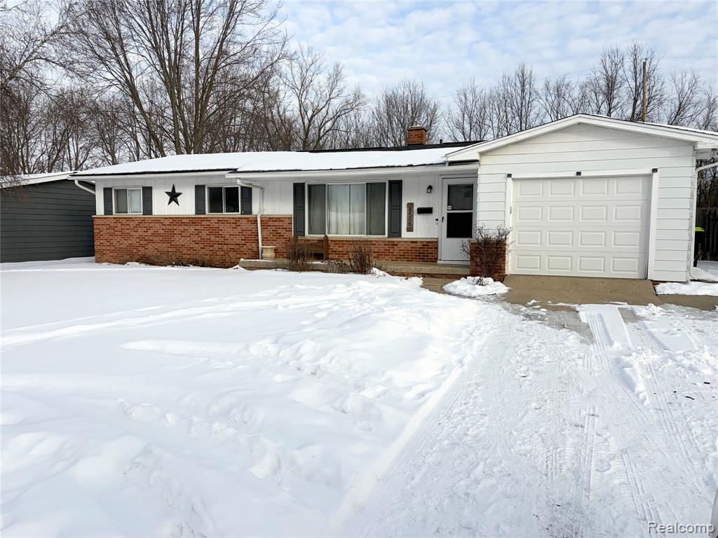 8506 Chesterfield Drive, Swartz Creek, MI 48473 — front exterior