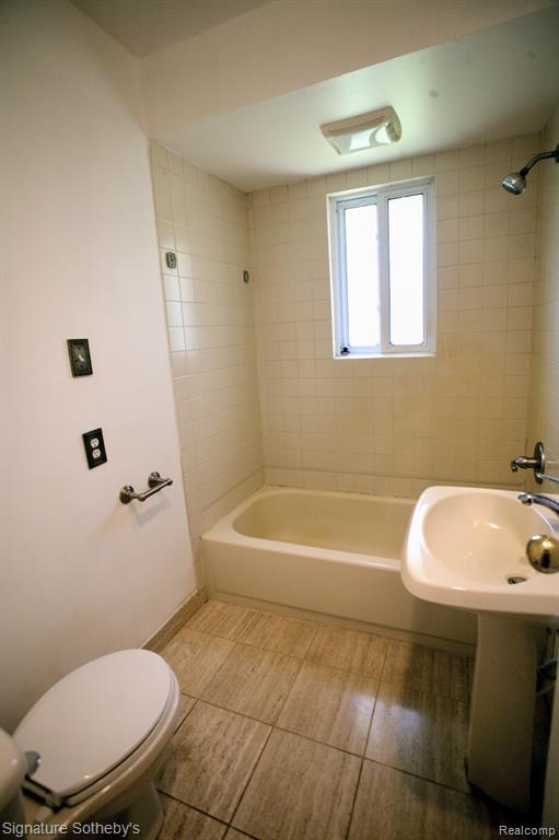 5800 Paramus, Clawson, MI — Photo 12
