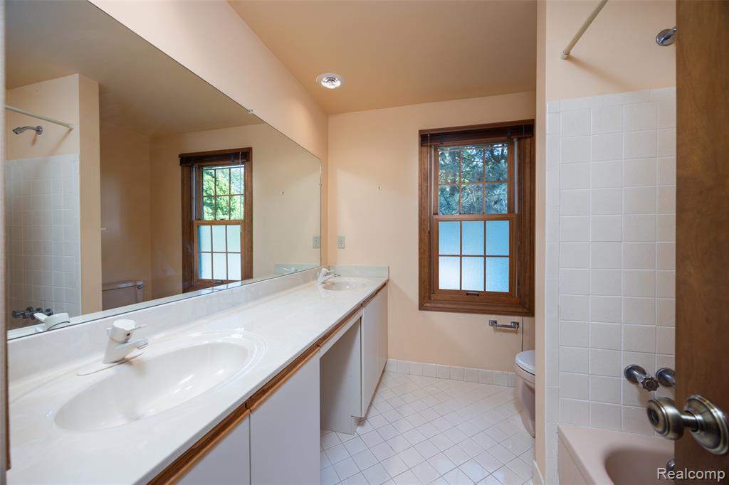19646 Wilshire Boulevard, Beverly Hills, MI 48025 — Photo 25