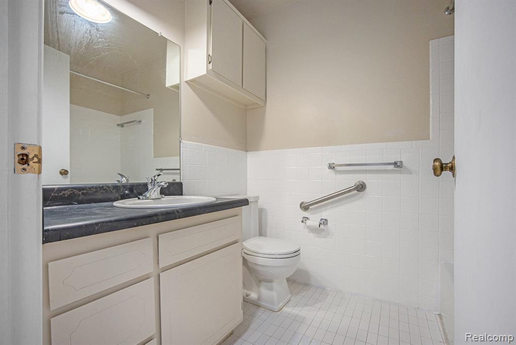 406 RIVIERA Drive, Saint Clair Shores, MI 48080 — Photo 11