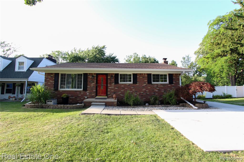 9162 Whitall Lane, Grosse Ile, MI 48138
