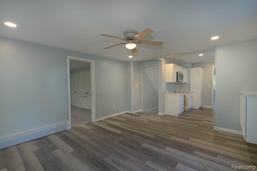 5733 CRESCENT Road, Waterford, MI 48327 — Photo 13