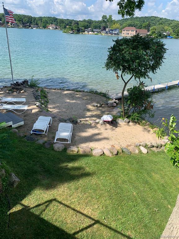 3895 Dorothy -- Main House Lane, Waterford, MI — Photo 3