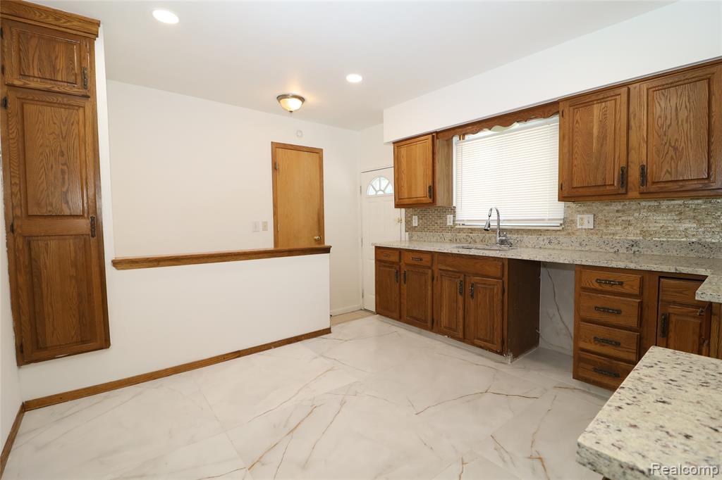 8555 Berwyn, Dearborn Heights, MI 48127 — Photo 19