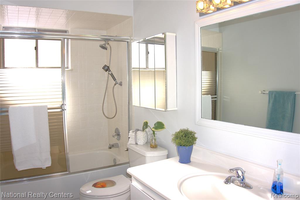 8074 Nightingale Street, Dearborn Heights, MI 48127 — Photo 11