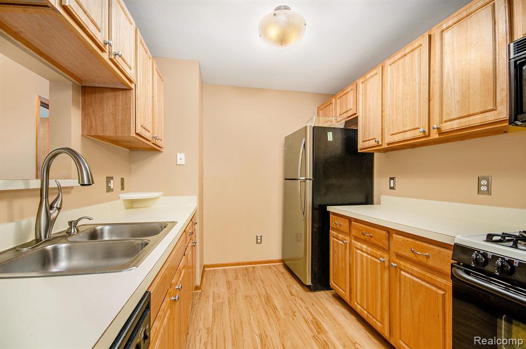 356 MARIGOLD Circle, Westland, MI — Photo 8