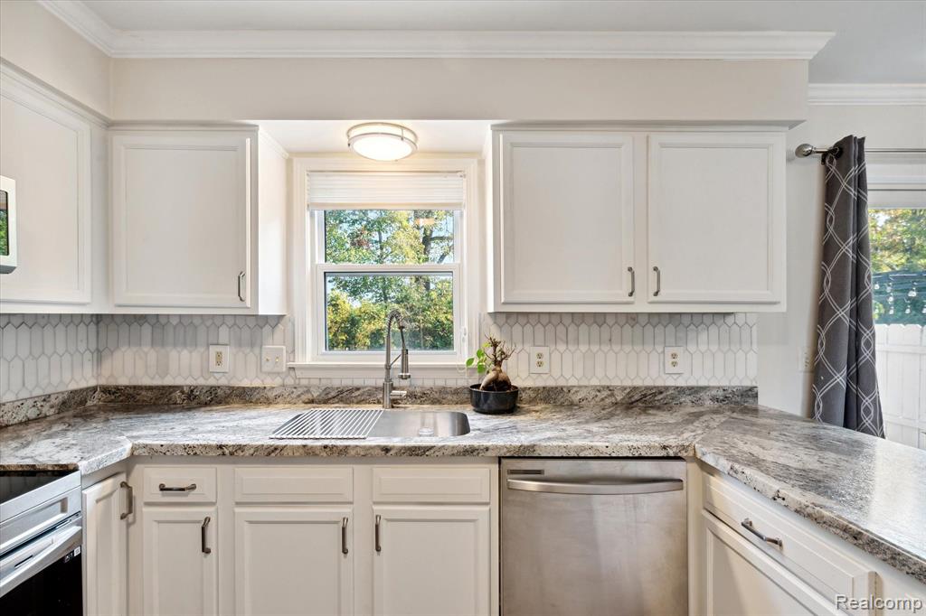 13365 LAKE POINT Boulevard, Belleville, MI 48111 — Photo 21