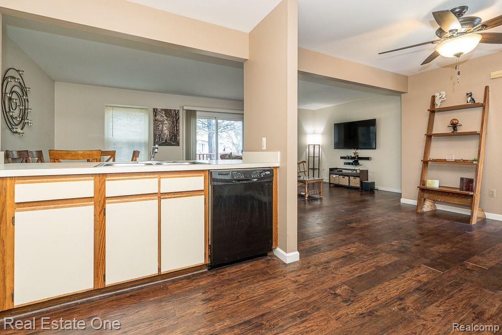 6472 LOCHAVEN Lane, Waterford, MI 48327 — Photo 11
