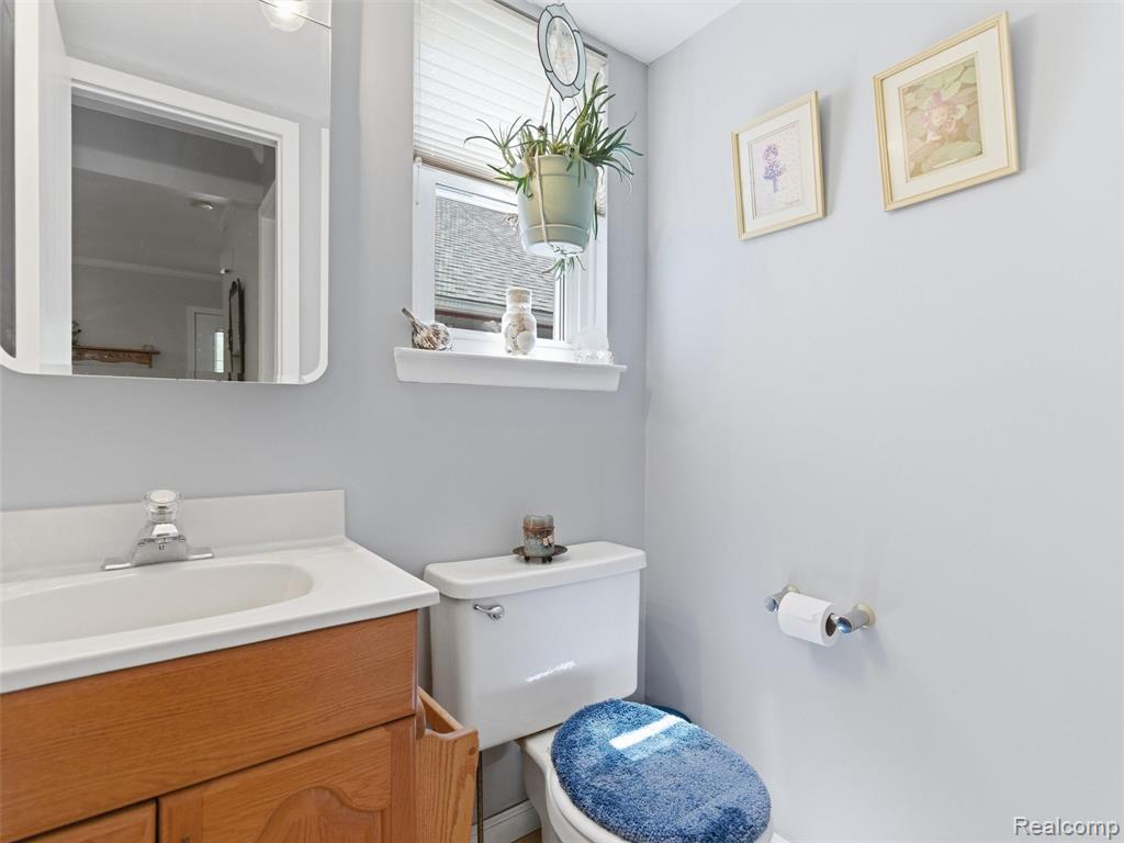 5565 Crescent Road, Waterford, MI 48327 — Photo 18