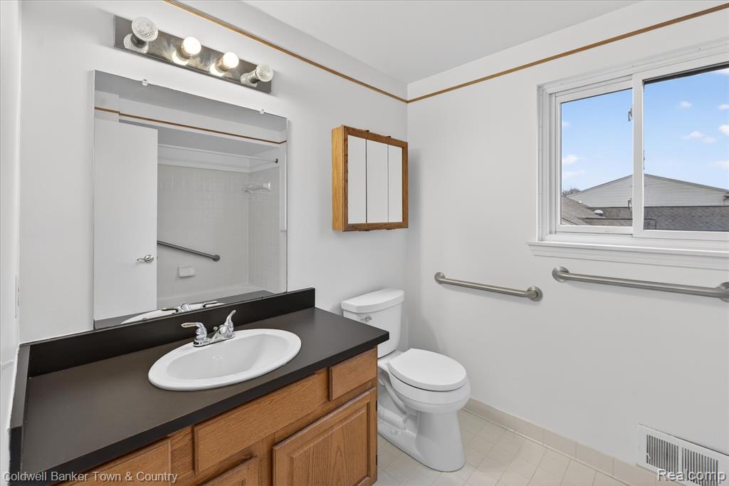 8895 Knolson Avenue, Livonia, MI 48150 — Photo 31