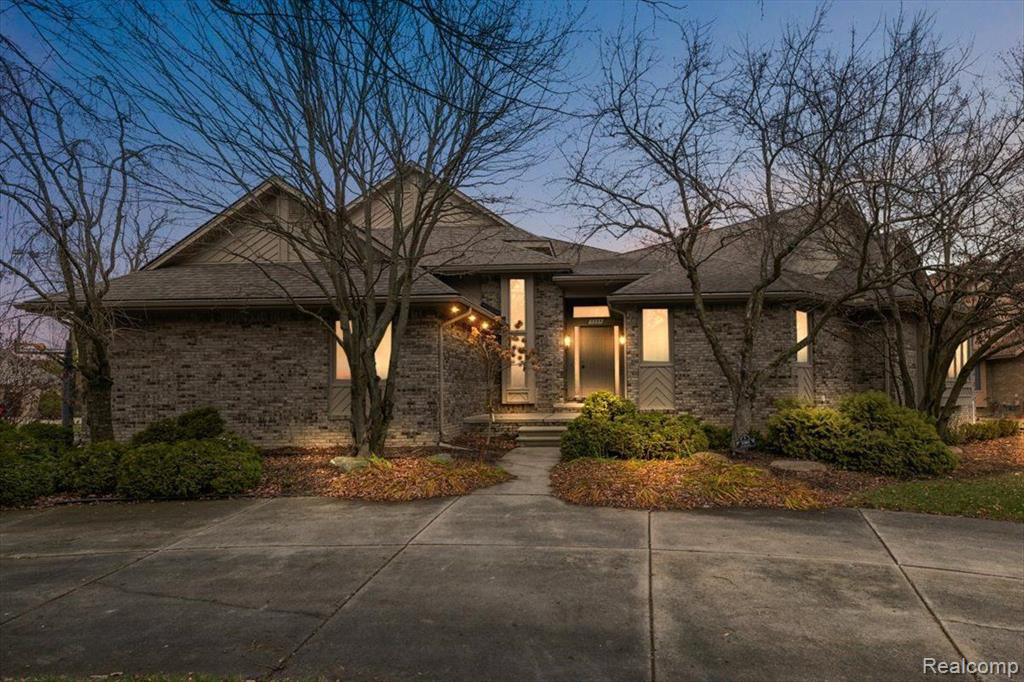 5385 POND BLUFF Drive, West Bloomfield, MI 48323 — front exterior