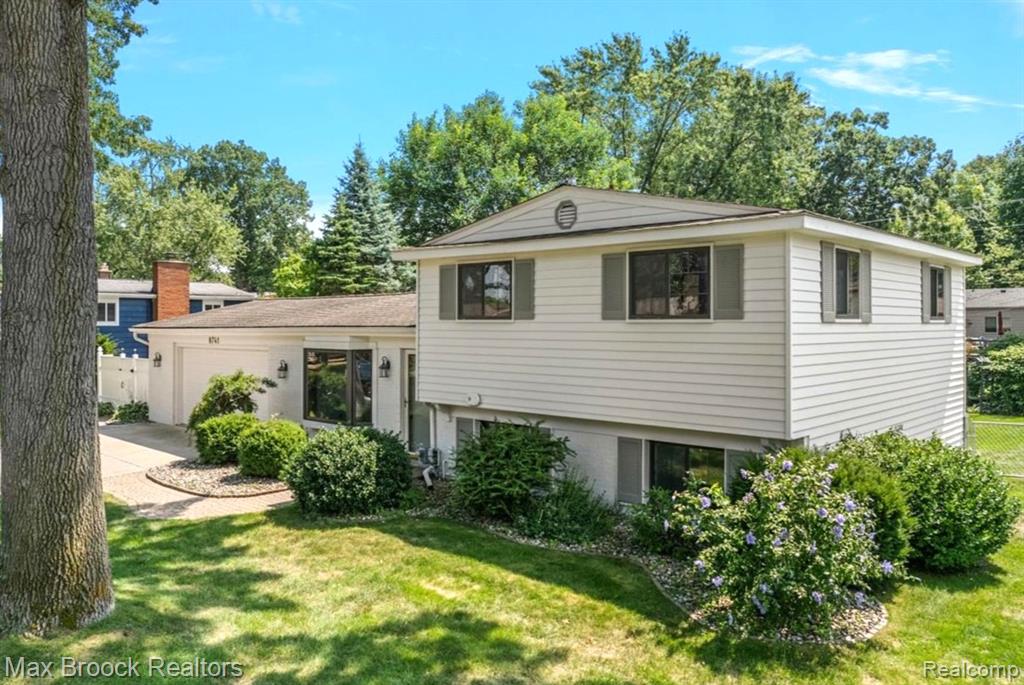 8741 Buffalo Drive, Commerce Twp, MI 48382 — Photo 2