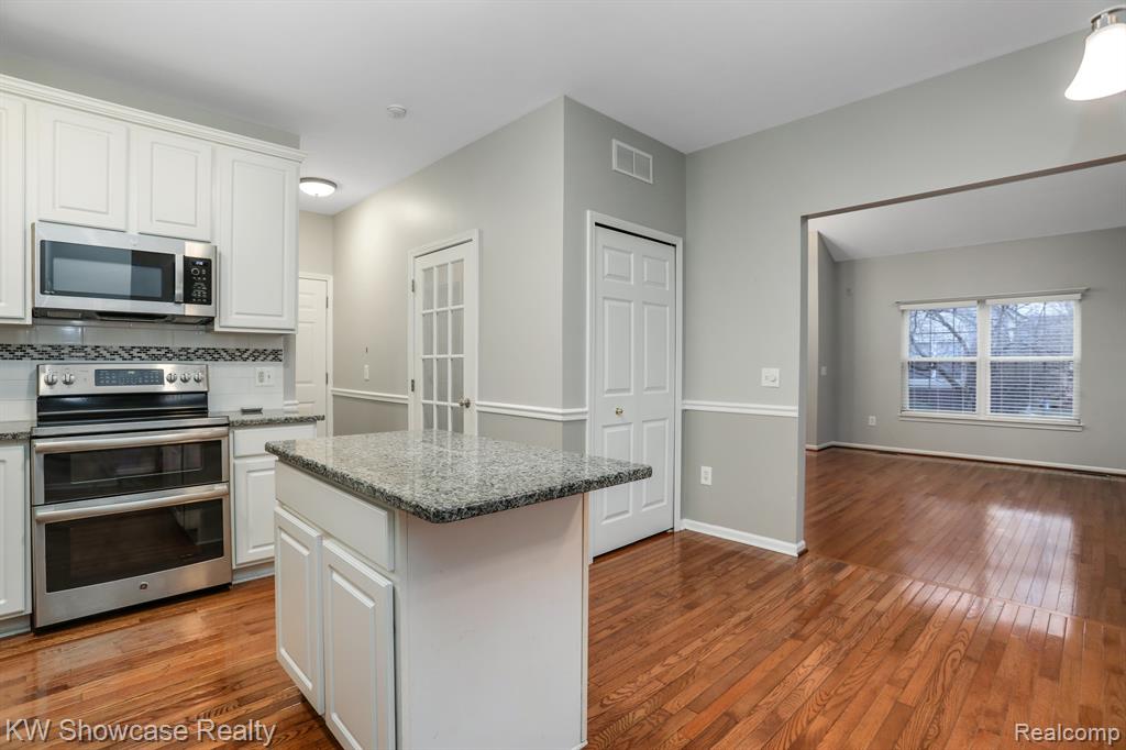 43104 PROVIDENCE Lane, Canton, MI 48188 — Photo 12