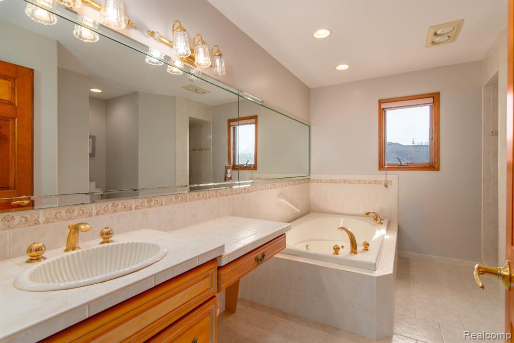 5271 WYNDEMERE Square, Swartz Creek, MI 48473 — Photo 16