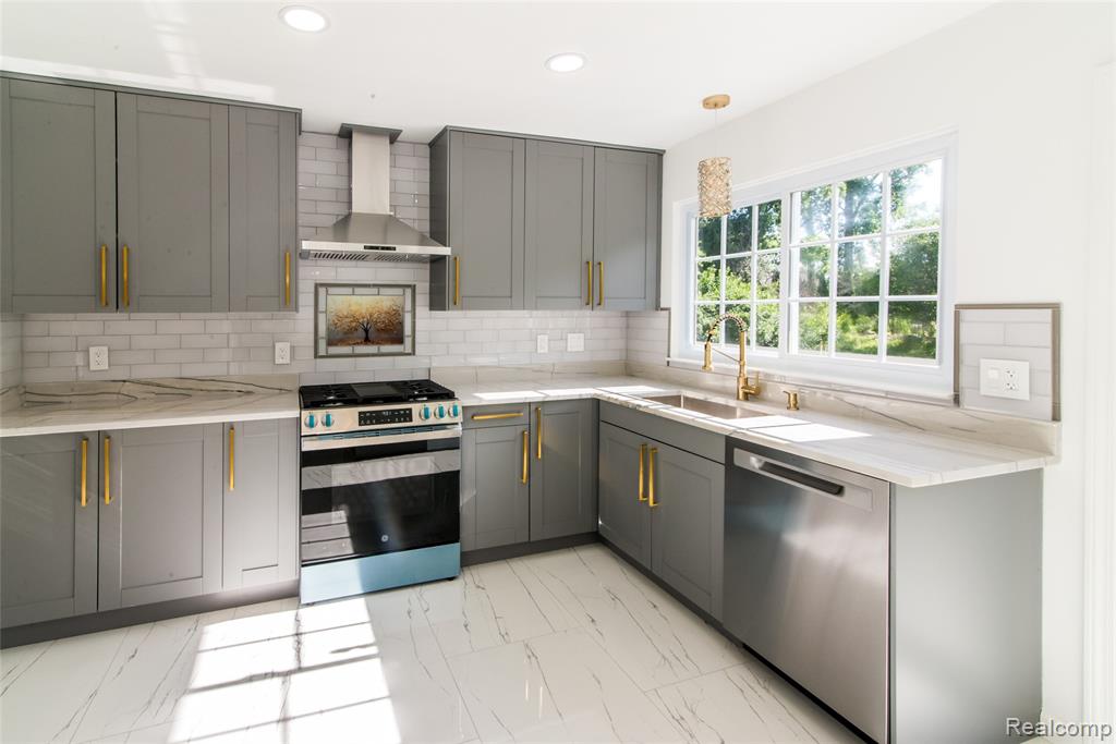5587 Brompton Court, West Bloomfield, MI — Photo 8