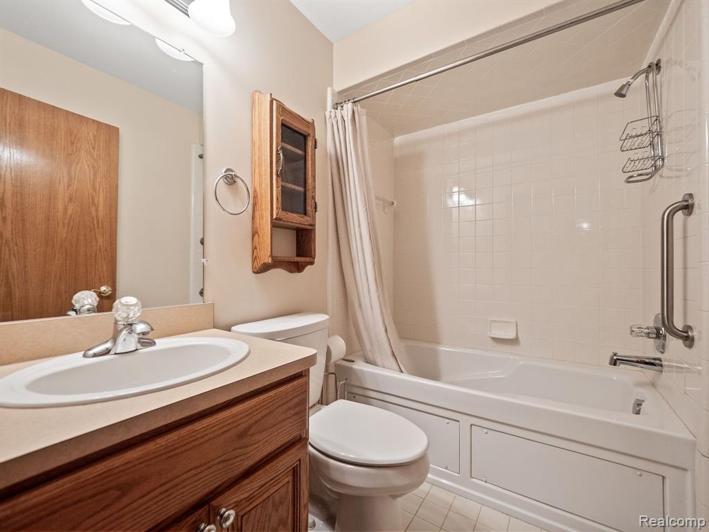 4466 WISTERIA Court, Warren, MI 48092 — Photo 13