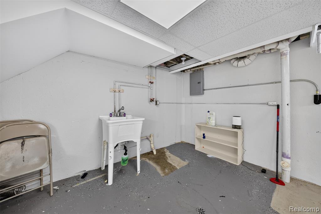 20471 Hollywood Street, Harper Woods, MI 48225 — Photo 43
