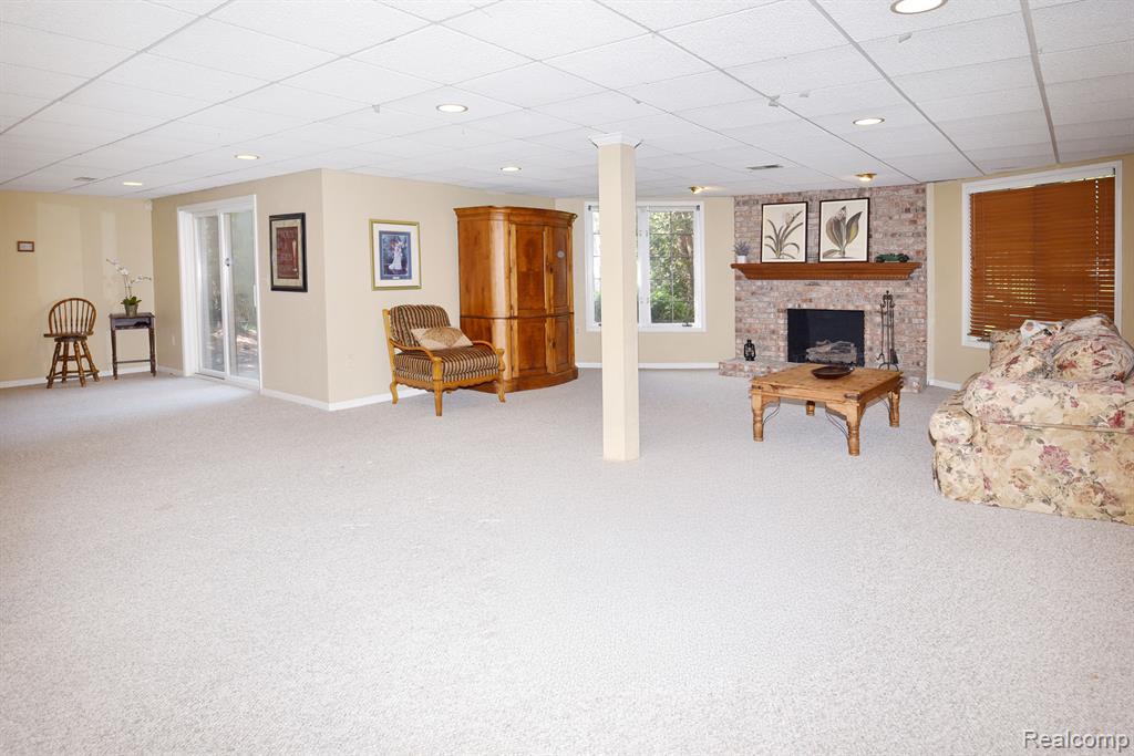 5687 GREENHILL Drive, Troy, MI 48098 — Photo 38