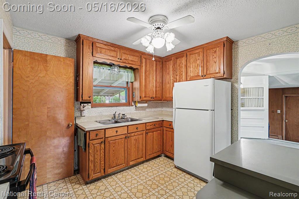 5850 Eldridge Drive, Waterford, MI 48327 — Photo 9