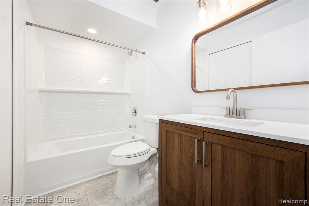 4910 Chipman Drive, Waterford, MI 48327 — Photo 12