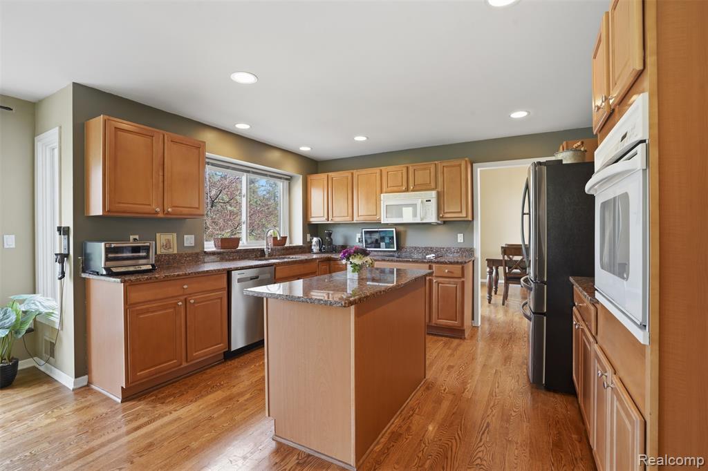 13982 Pleasant View Court, Plymouth, MI 48170 — Photo 9