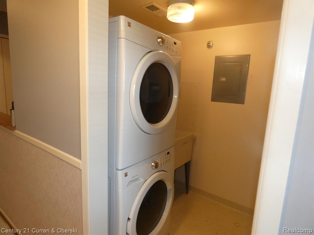 42563 PLYMOUTH HOLLOW Drive, Plymouth, MI 48170 — Photo 5