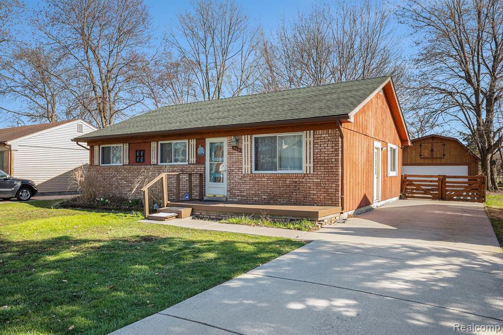 460 HICKORY Drive, Troy, MI 48083 — Photo 2