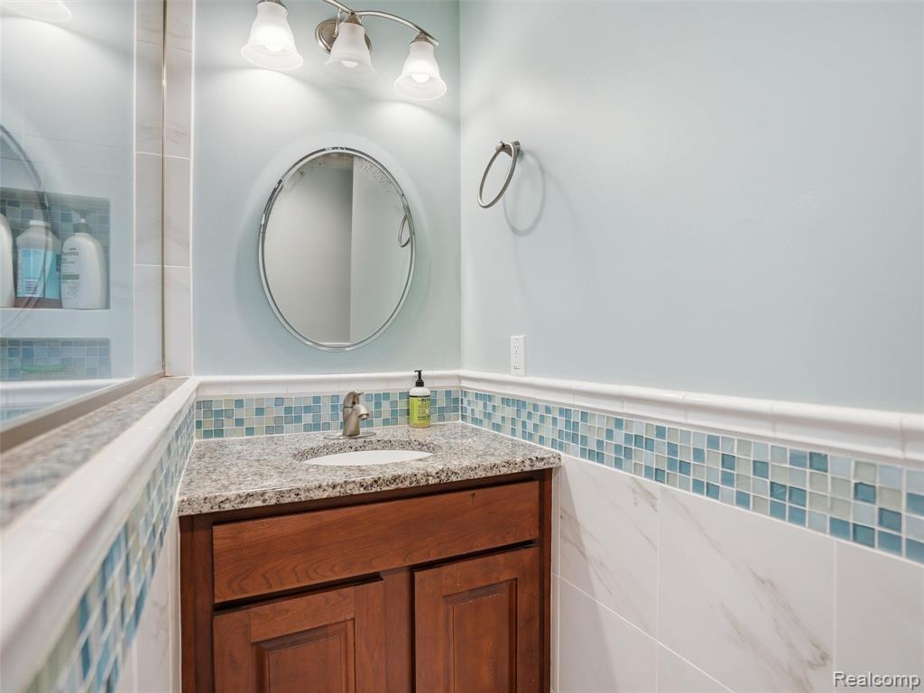5800 Naneva Court, West Bloomfield, MI — Photo 35