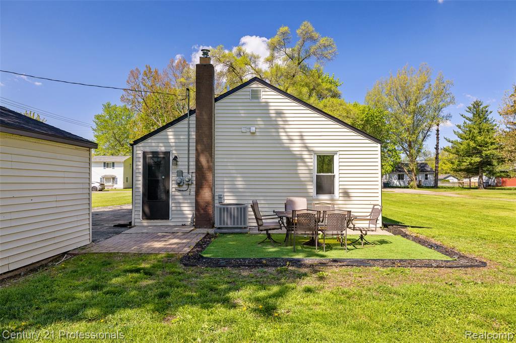 2830 Deland Road, Waterford, MI 48329 — Photo 26