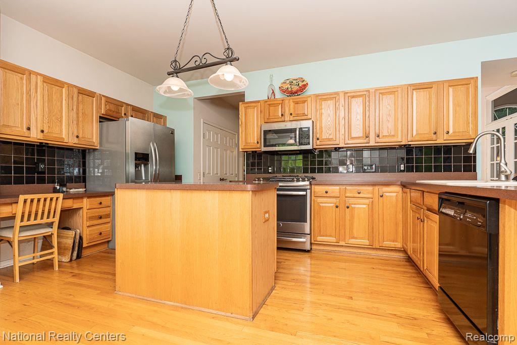7914 BROOKWOOD Drive, Clarkston, MI 48348 — Photo 12