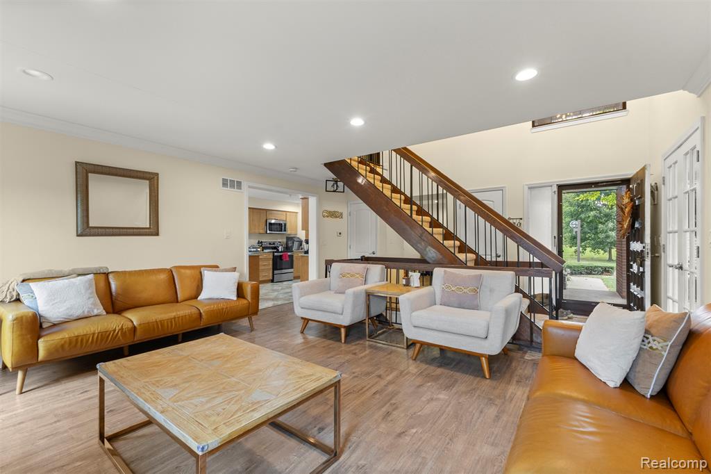 3011 Lindenwood Drive, Dearborn, MI 48120 — Photo 9