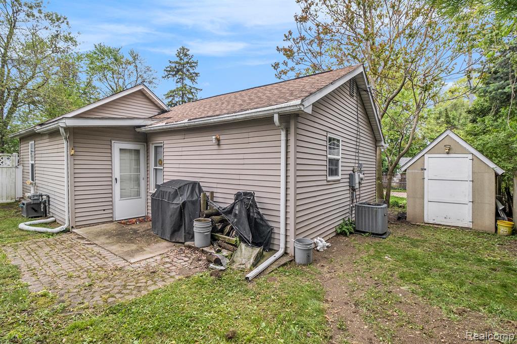 2305 Hester Court, Keego Harbor, MI 48320 — Photo 20