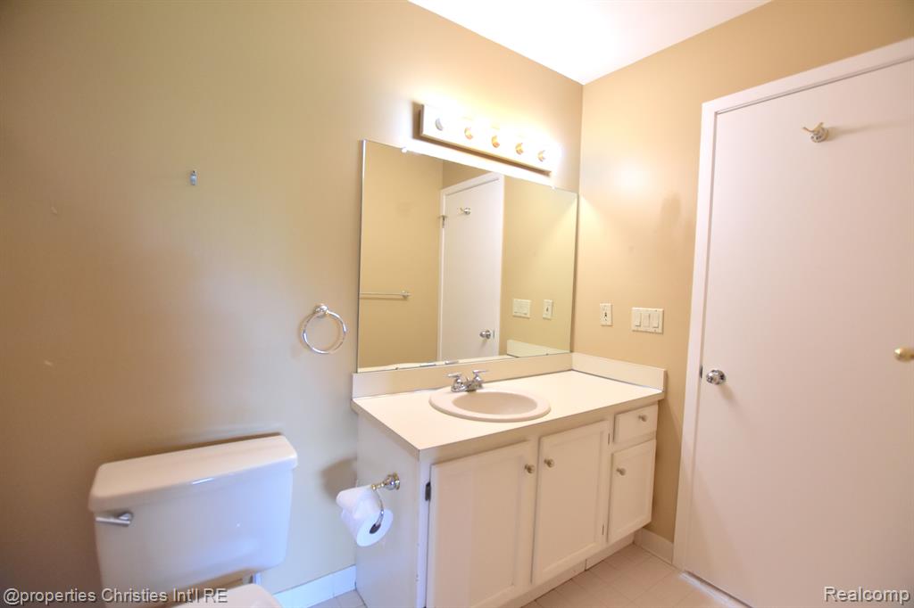 1752 S HILL Boulevard, Bloomfield Hills, MI 48304 — Photo 29