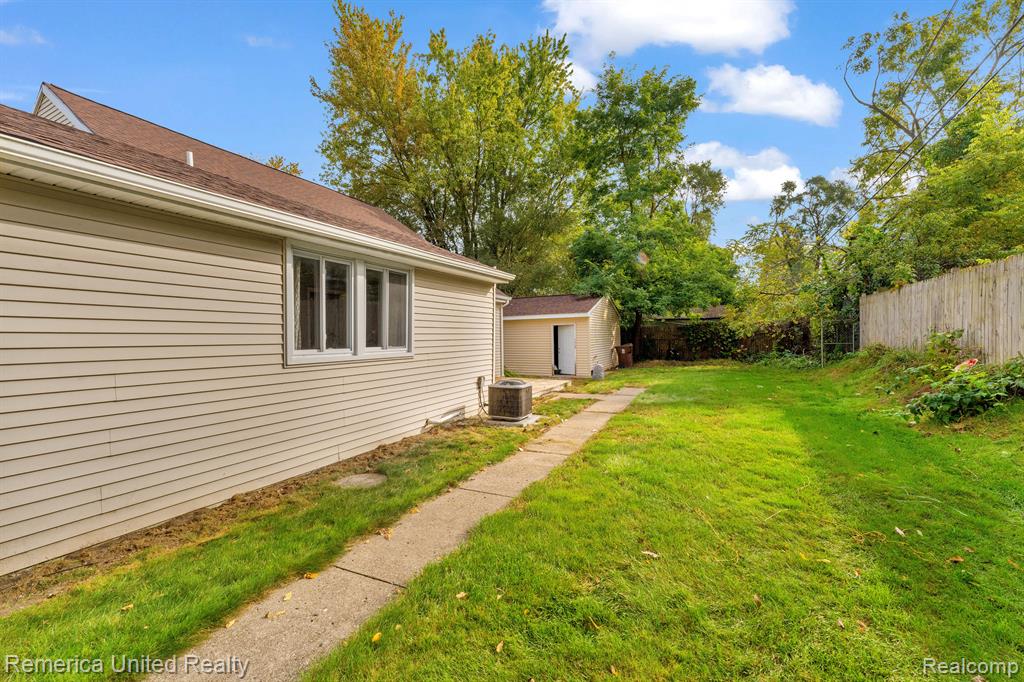 915 BRUSHWOOD Drive, Wolverine Lake, MI 48390 — Photo 28