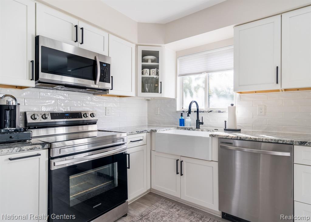 2825 Wall Street, Keego Harbor, MI 48320 — Photo 12