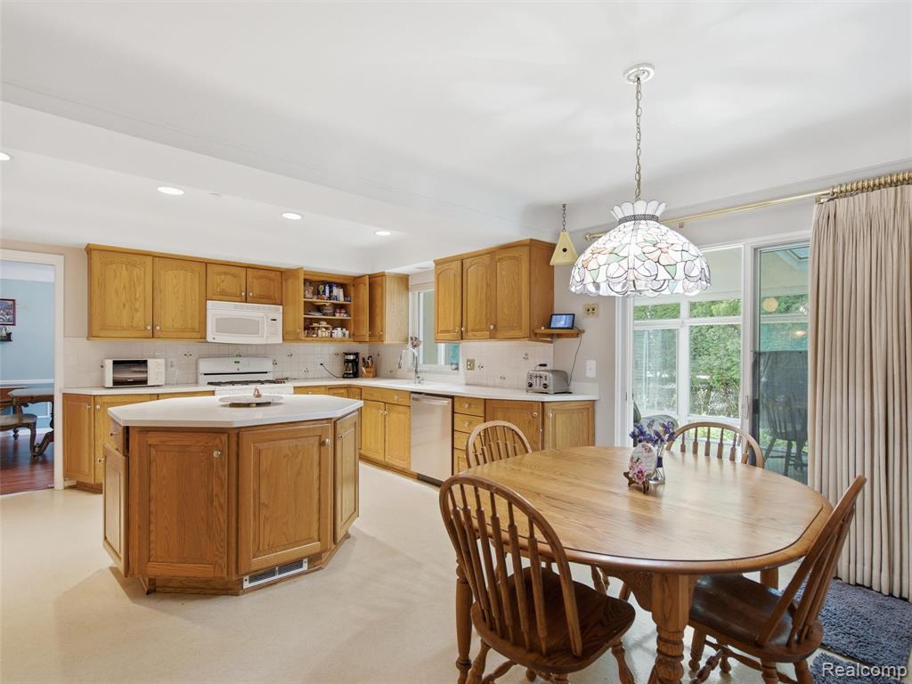 883 Briarcliff Drive, Grosse Pointe, MI 48236 — Photo 17