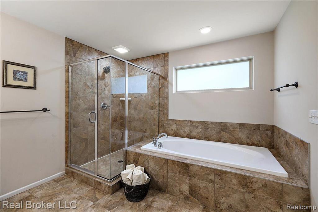 5633 GOLF POINTE Drive, Clarkston, MI 48348 — Photo 56