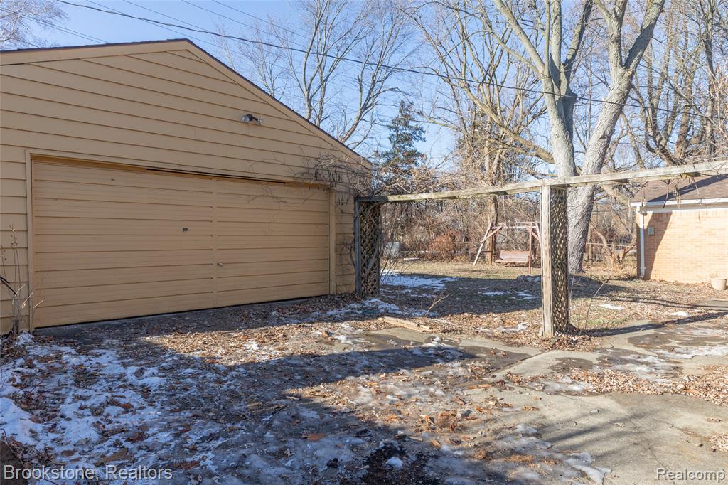 656 S CASS LAKE Road, Waterford, MI 48328 — Photo 10