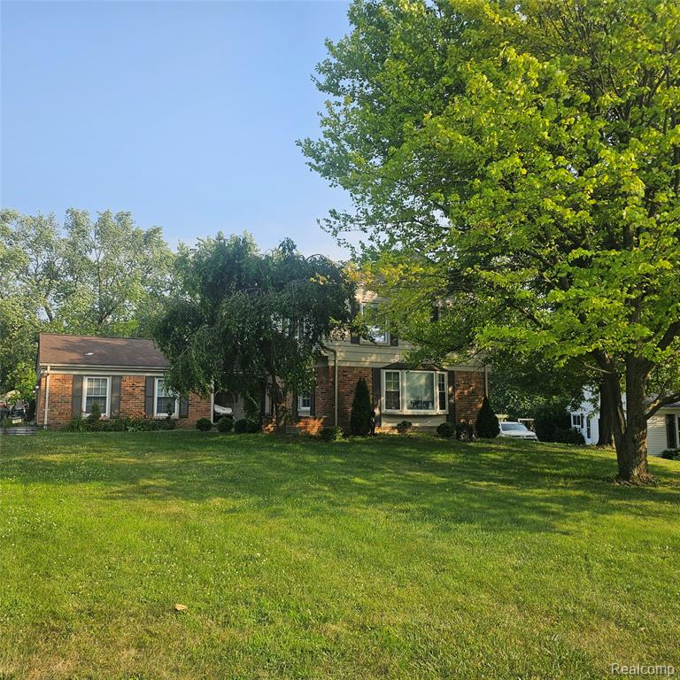716 Weybridge Drive, Bloomfield Hills, MI 48304
