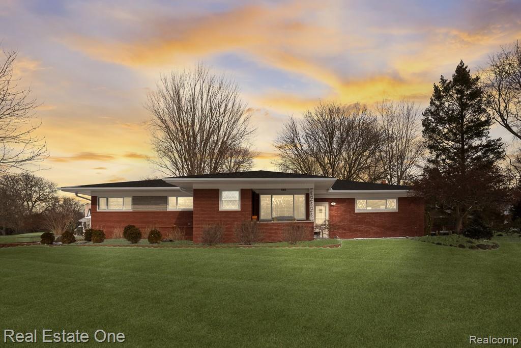 395 Wimpole Drive, Rochester Hills, MI 48309 — front exterior