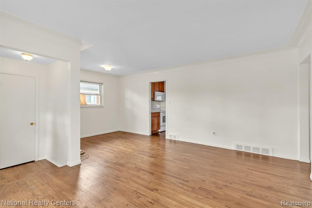 9001 E PERRIN Street, Livonia, MI 48150 — Photo 8