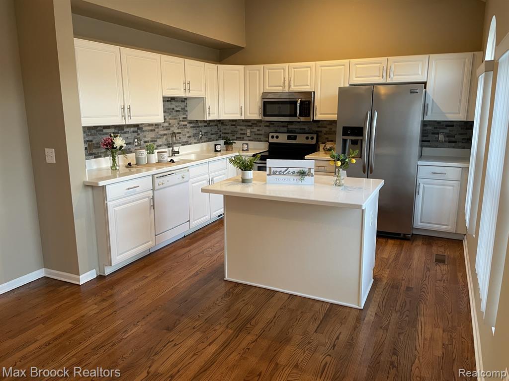 924 SANDALWOOD Drive, Troy, MI 48085 — Photo 8