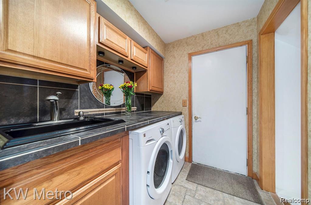 6886 Vail Court, Clarkston, MI 48348 — Photo 17