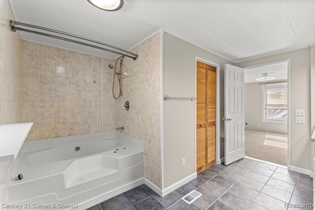 8878 RIVER VALLEY Road, Brighton, MI 48116 — Photo 15