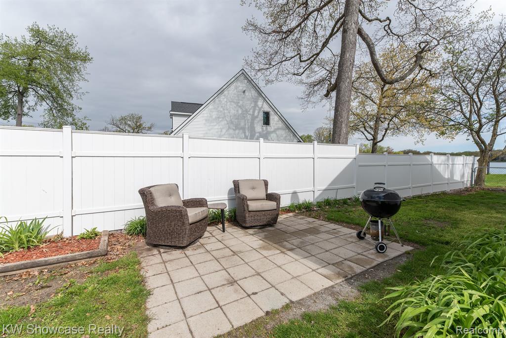 8665 Cooley Lake Road, White Lake, MI 48382 — Photo 37